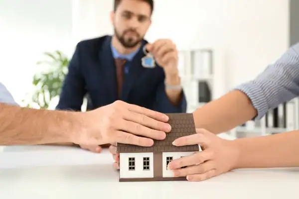 Couple arguing over property in divorce mediation Hemel Hempstead