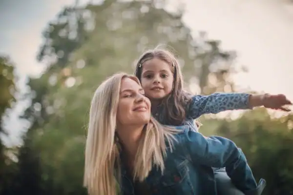 happy mum and daughter following mediation to resolve parental alienation Hemel Hempstead